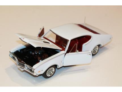 OLDSMOBILE CUTLASS S W31 BLANCHE 1968 AUTO WORLD 1/18°