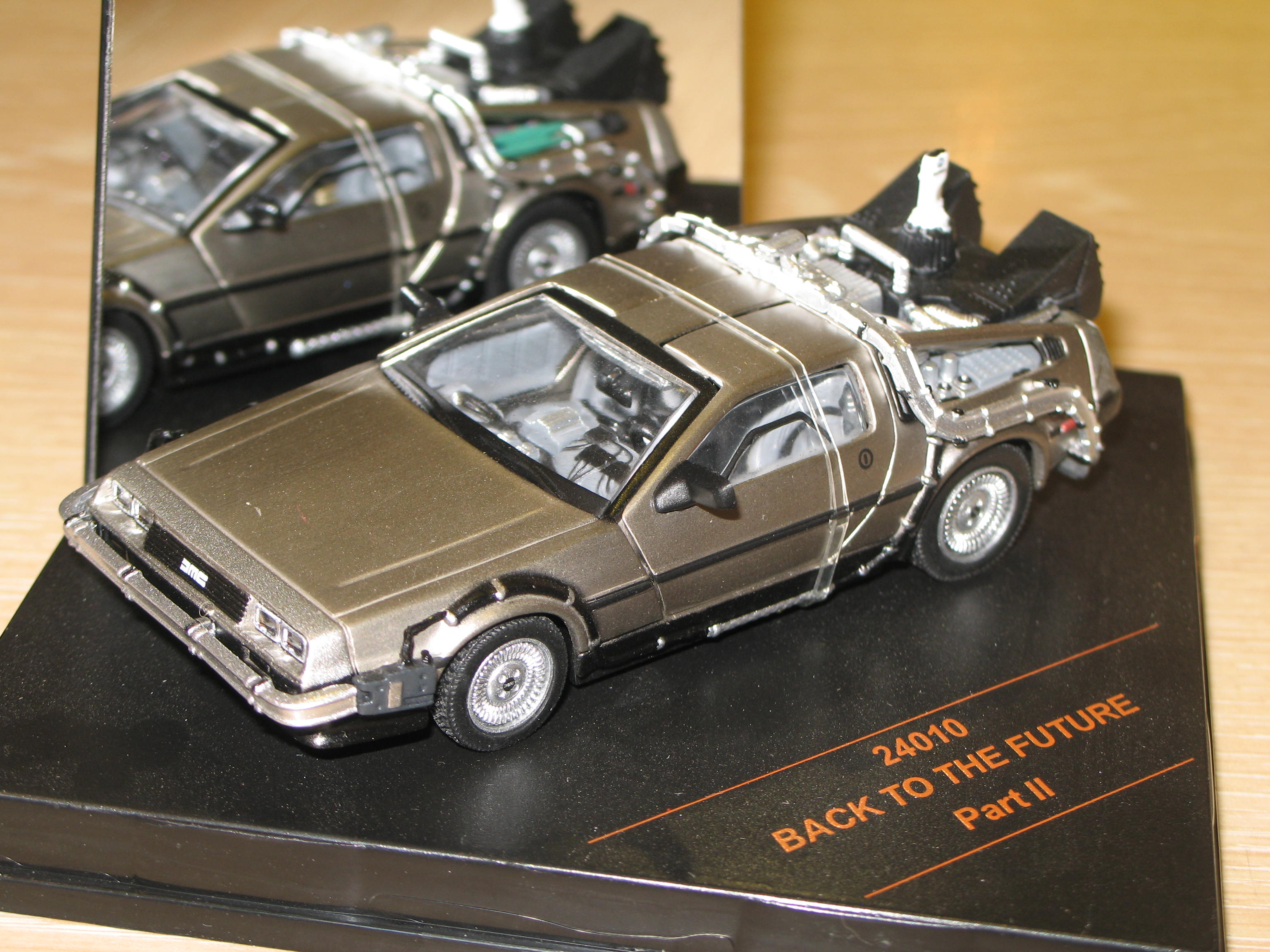 DE LOREAN BACK TO THE FUTURE PART II SUN STAR 1/43°