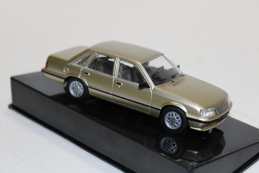 OPEL SENATOR A2 1983 - IXO 1/43