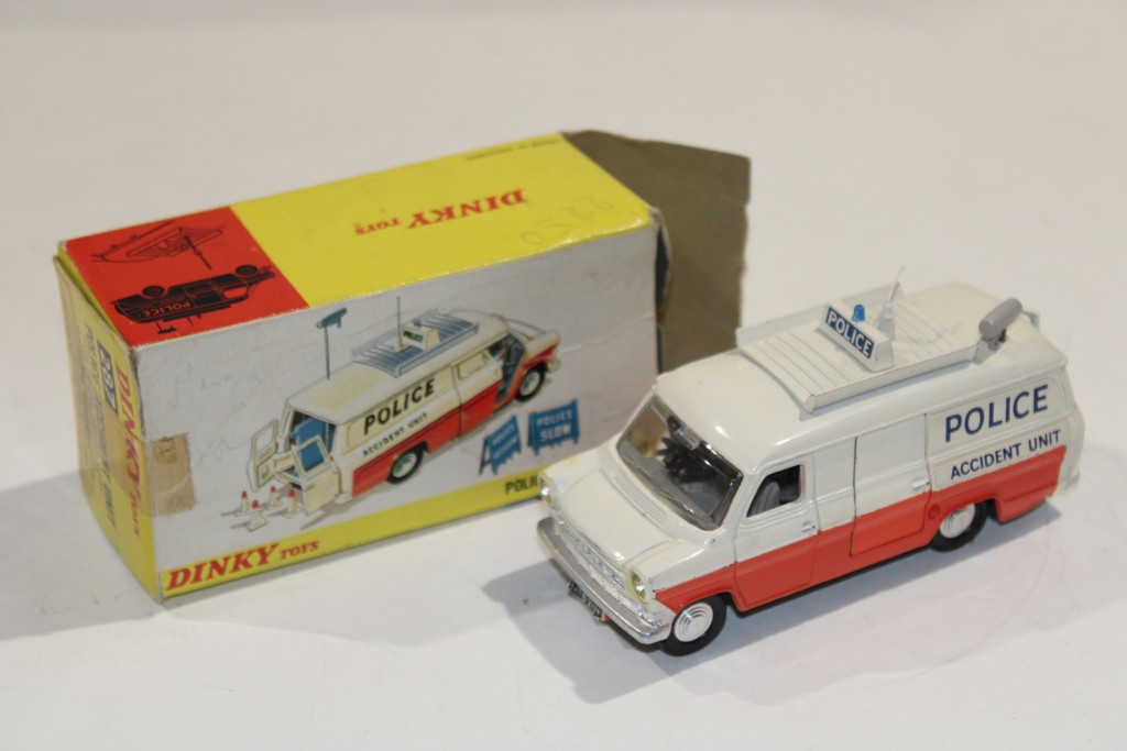 FORD TRANSIT AMBULANCE 1965 DINKY TOYS 1/43°