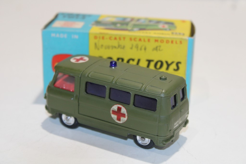 COMMER AMBULANCE MILITAIRE CORGI 1/43°