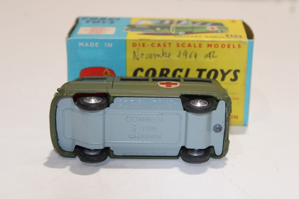 COMMER AMBULANCE MILITAIRE CORGI 1/43°