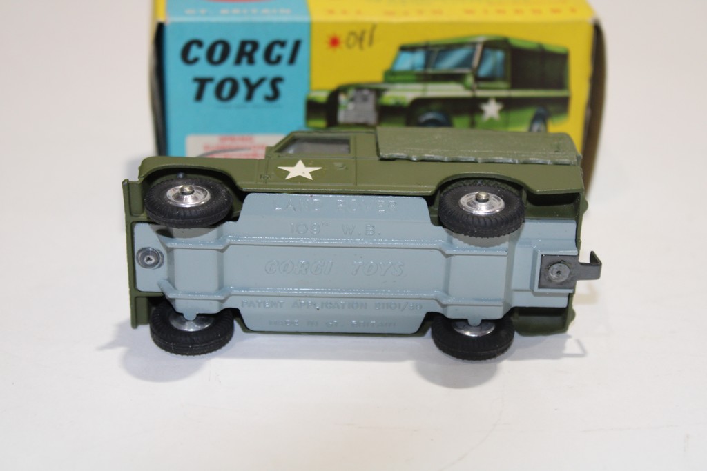 LAND ROVER 109 WB MILITAIRE CORGI 1/43°