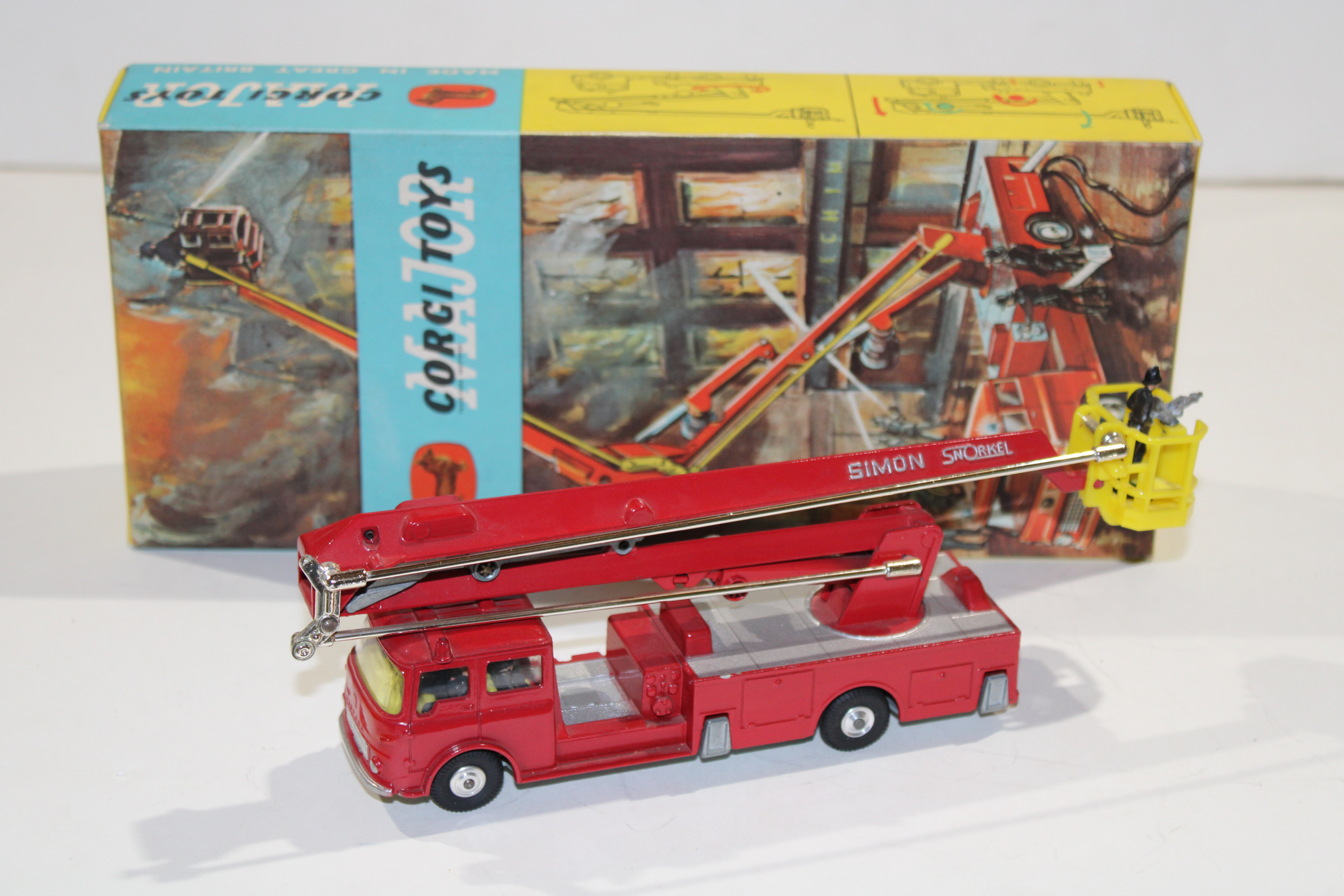 SIMON SNORKEL DENNIS FIRE ENGINE CORGI 1/50°