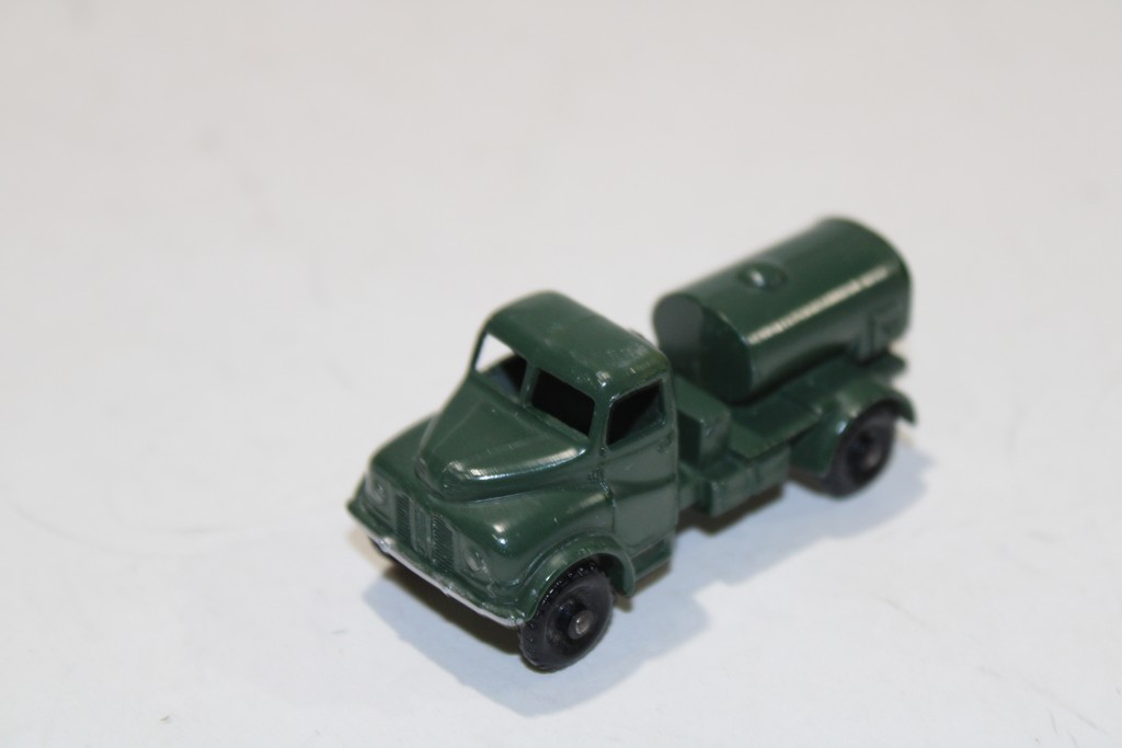 AUSTIN 200 GALLON WATER TRUCK VERT 1955 LESNEY 1/72°