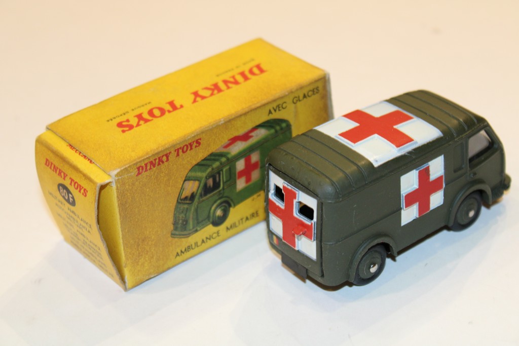 AMBULANCE MILITAIRE RENAULT-CARRIER AVEC GLACES 1955 DINKY TOYS 1/50°