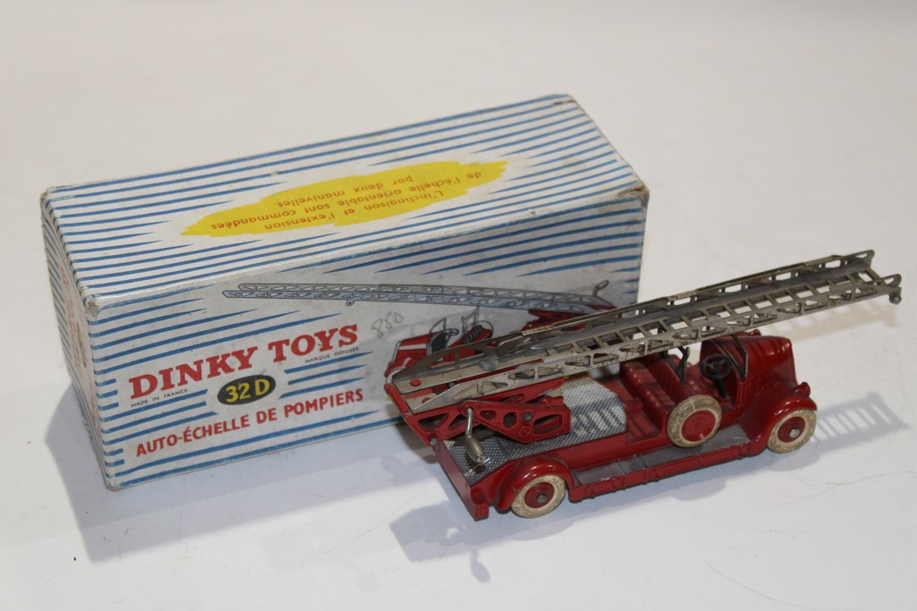 VOITURE DE POMPIER DELAHAYE 1950 DINKY TOYS 1/50°