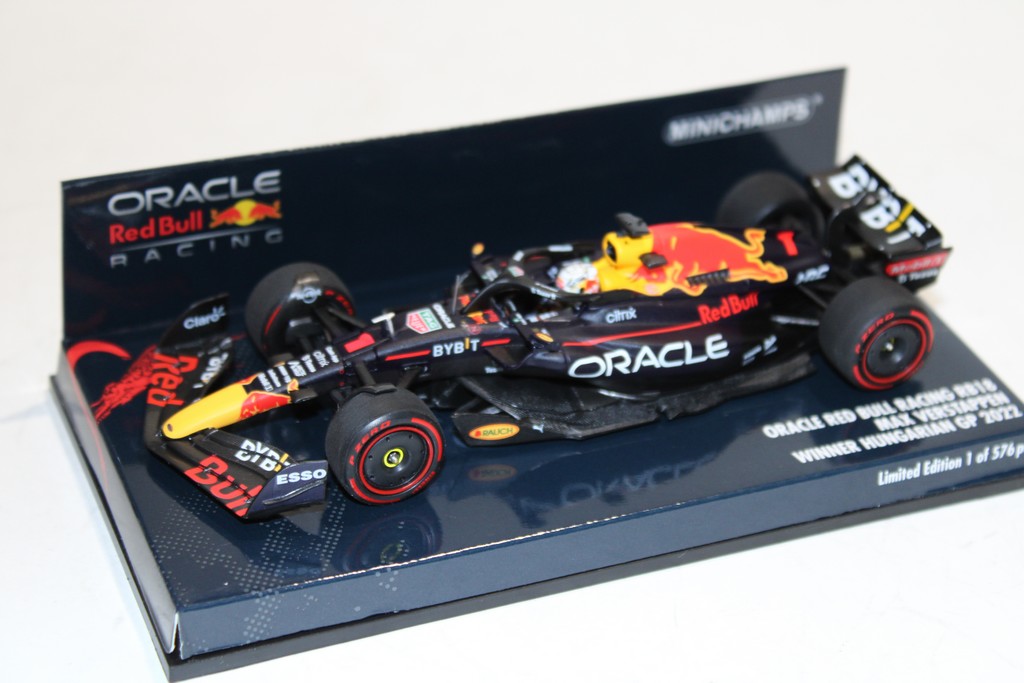 ORACLE RED BULL RACING RB18 MAX VERSTAPPEN VAINQUEUR GP HONGRIE 2022 MINICHAMPS 1/43°