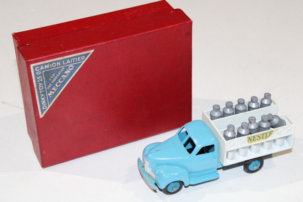 CAMION LAITIER NESTLE BLEU CIEL 1950 DINKY TOYS 1/50°