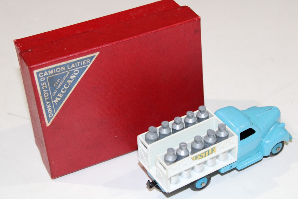 CAMION LAITIER NESTLE BLEU CIEL 1950 DINKY TOYS 1/50°