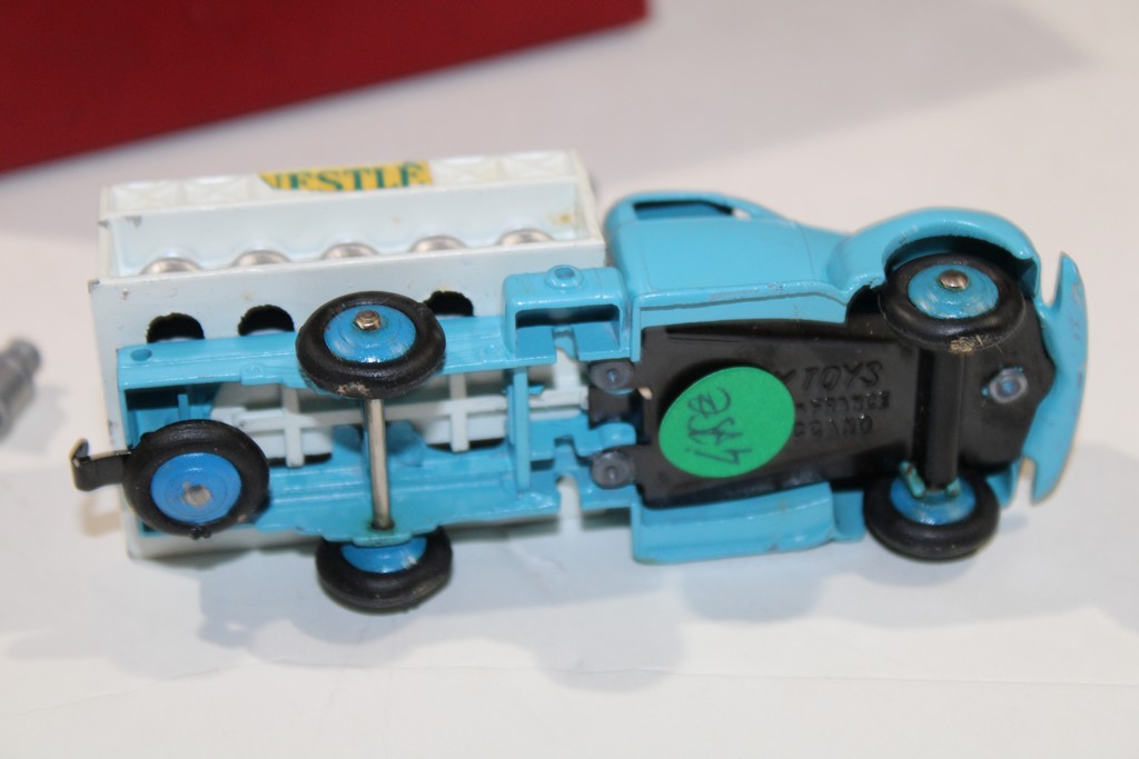 CAMION LAITIER NESTLE BLEU CIEL 1950 DINKY TOYS 1/50°