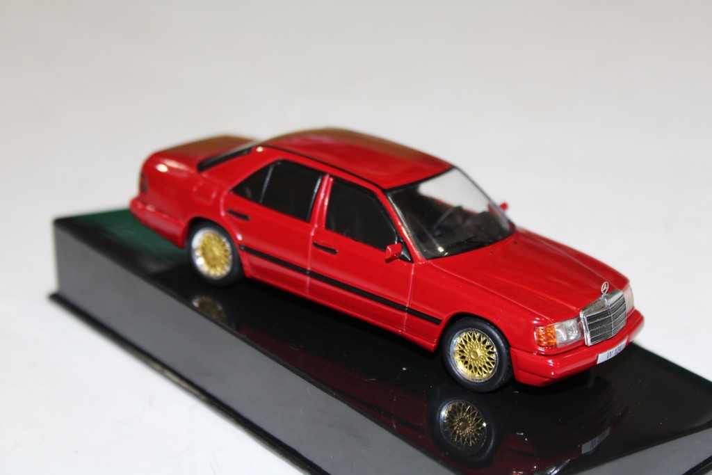 MERCEDES 300E W124 1984 IXO 1/43°