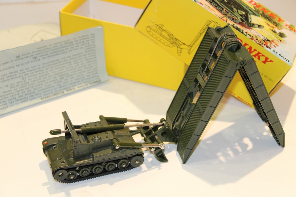 CHAR AMX POSEUR DE PONT DINKY TOYS 1/50°