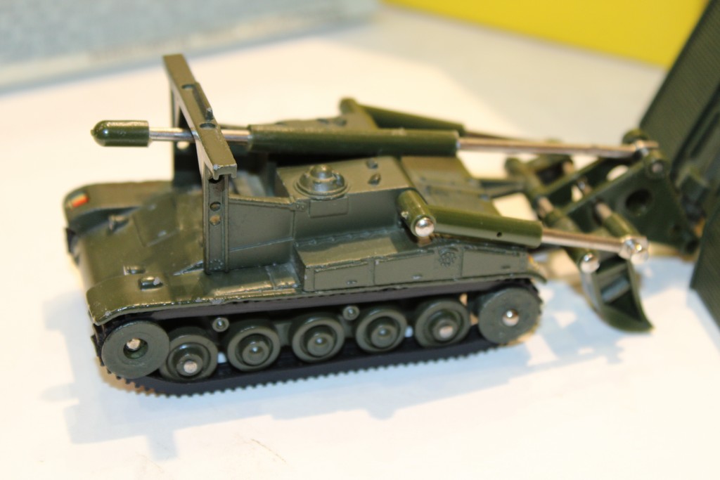 CHAR AMX POSEUR DE PONT DINKY TOYS 1/50°