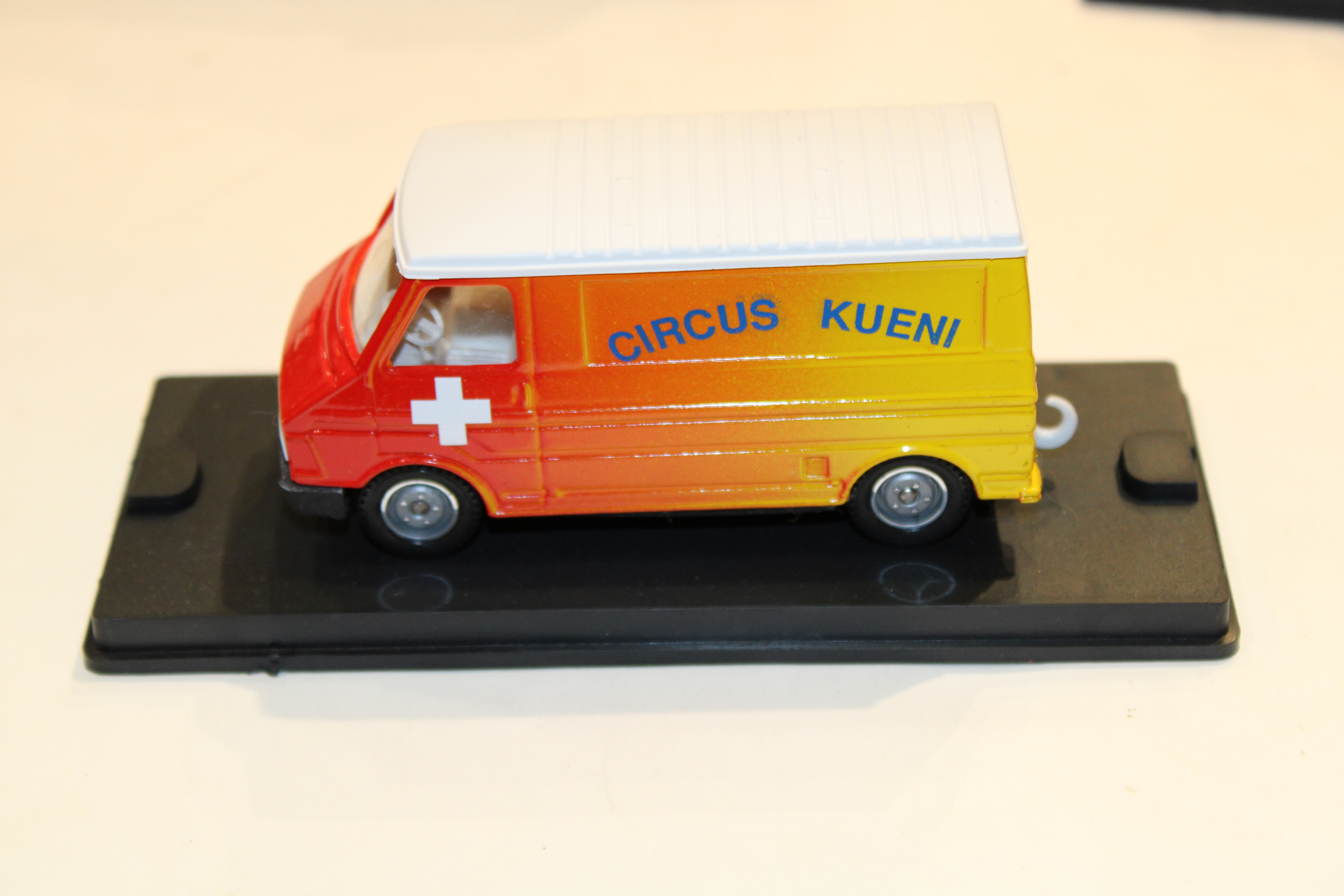 CAMIONNETTE CIRCUS KUENI TVM 1/43°