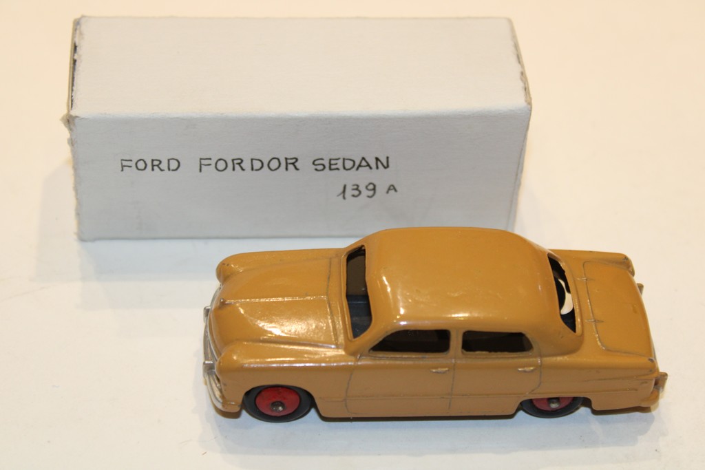 DINKY-TOYS FORD FORDOR SEDAN