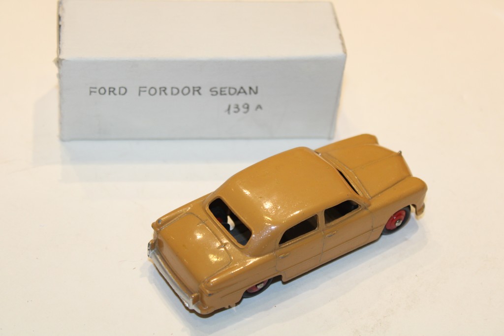 DINKY-TOYS FORD FORDOR SEDAN