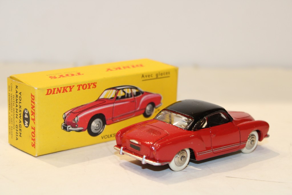 Volkswagen Karmann Ghia rouge année 60 DINKY TOYS 1/43