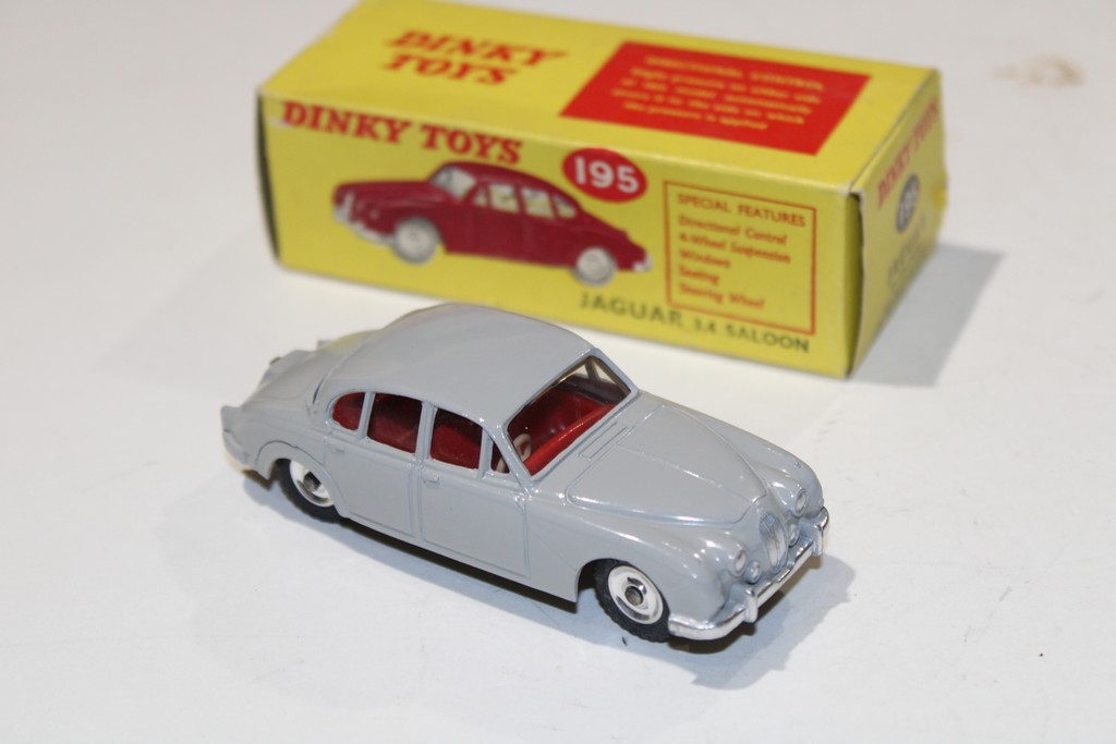 Jaguar 3.4 saloon DINKY TOYS 1/43