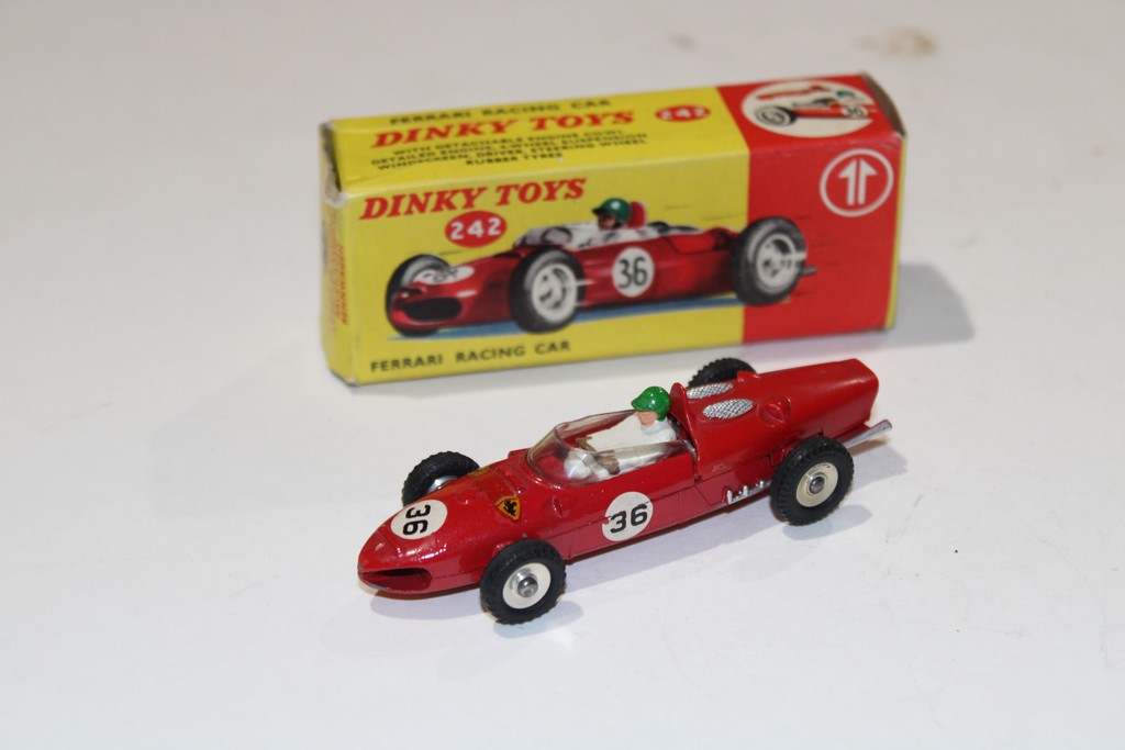 FERRARI RACING CAR DINKY TOYS 1/43