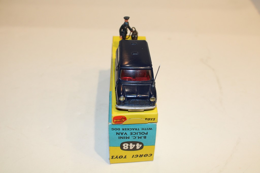 BMC MINI POLICE VAN WITH TRACKER DOG CORGI TOYS 1/43°