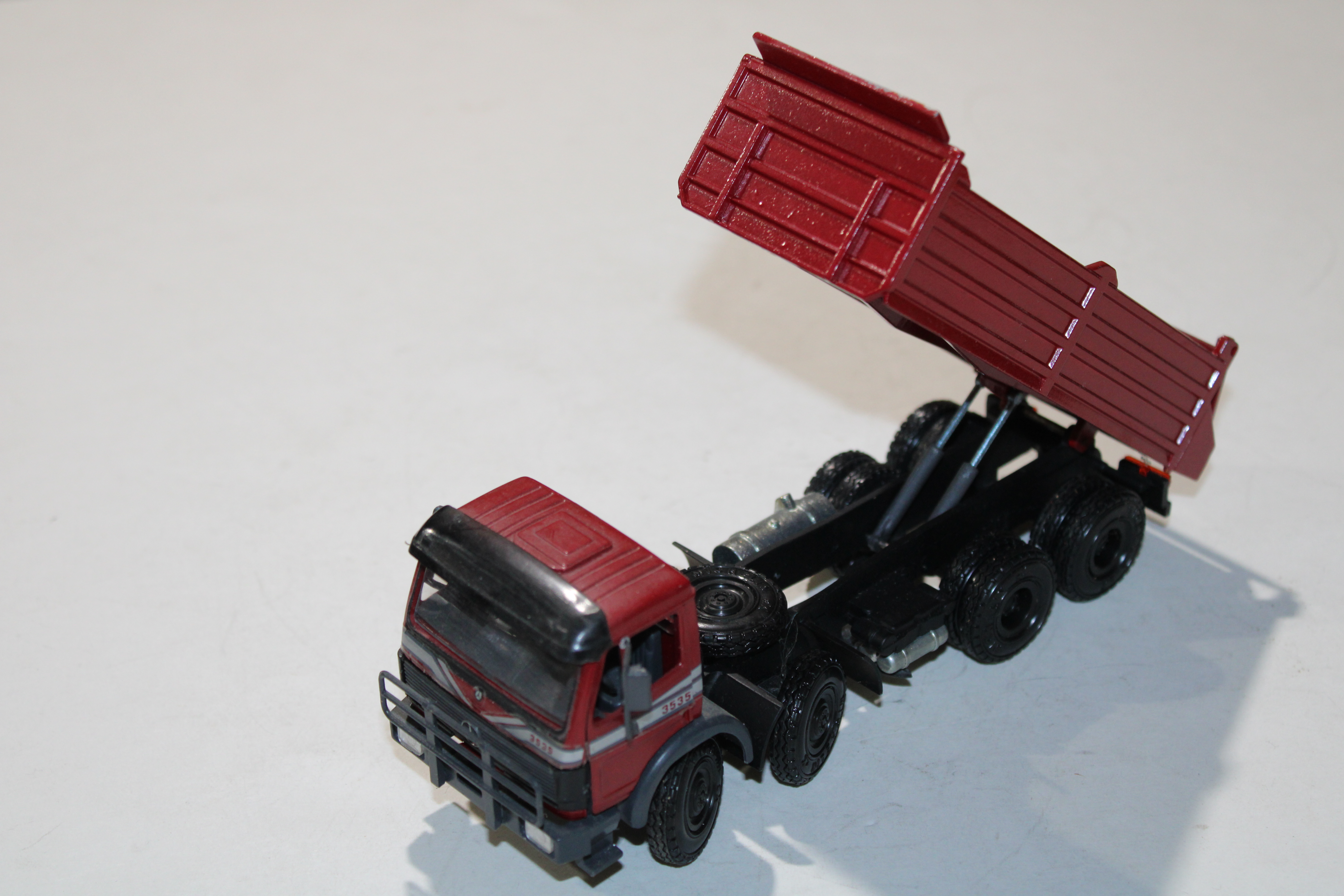 Camion benne Mercedes NZG  1/43°