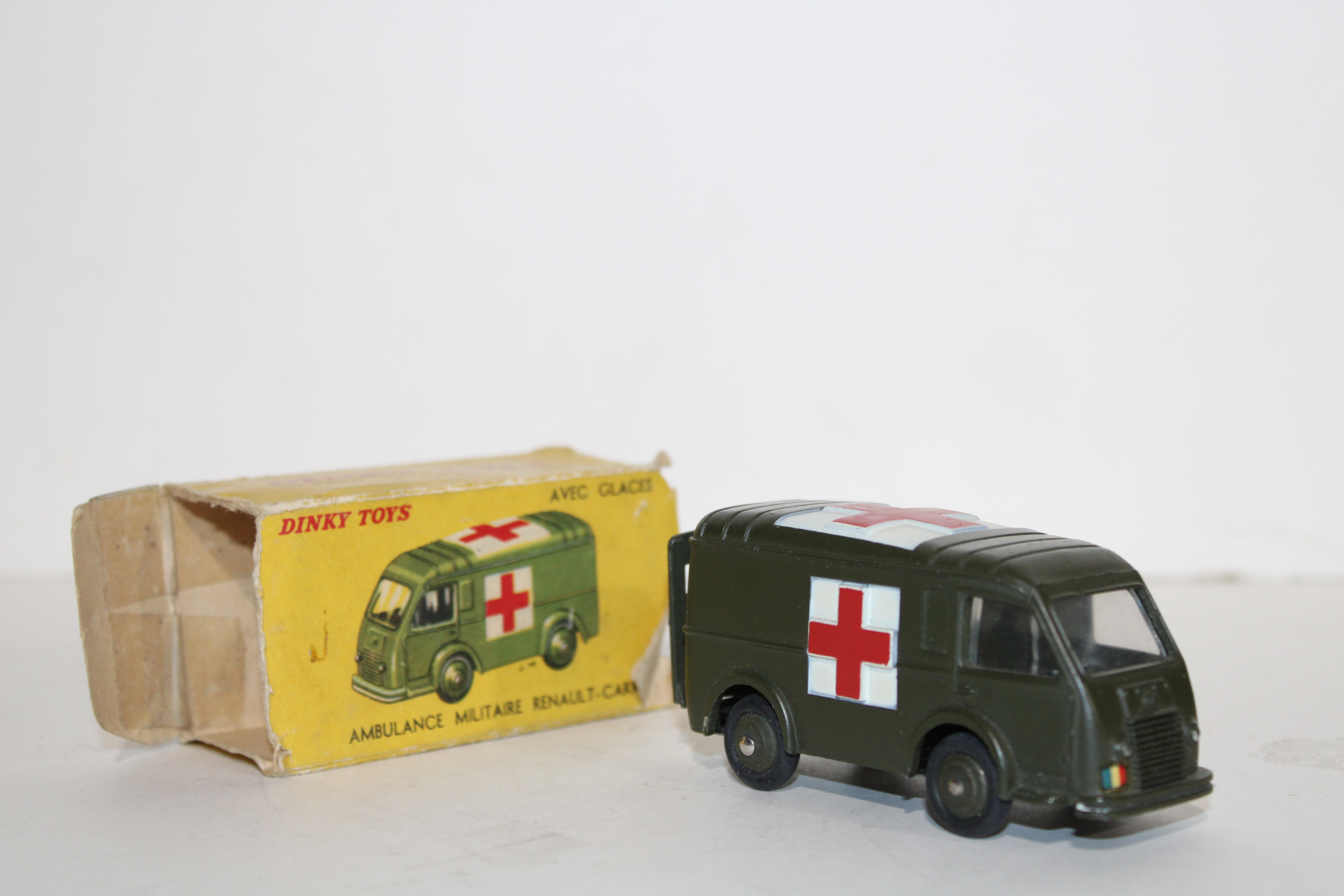 RENAULT AMBULANCE DINKY TOYS 1/43