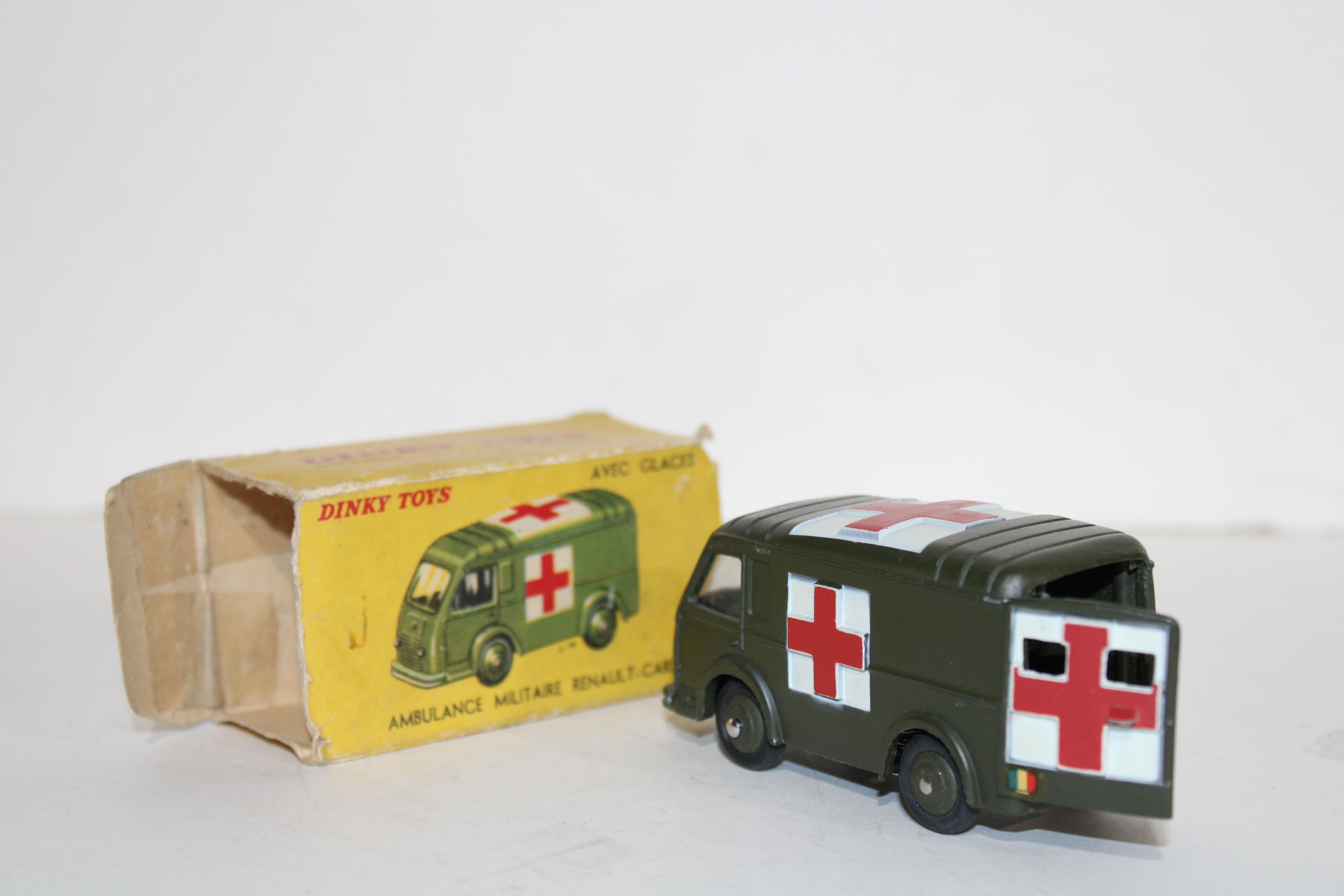 RENAULT AMBULANCE DINKY TOYS 1/43