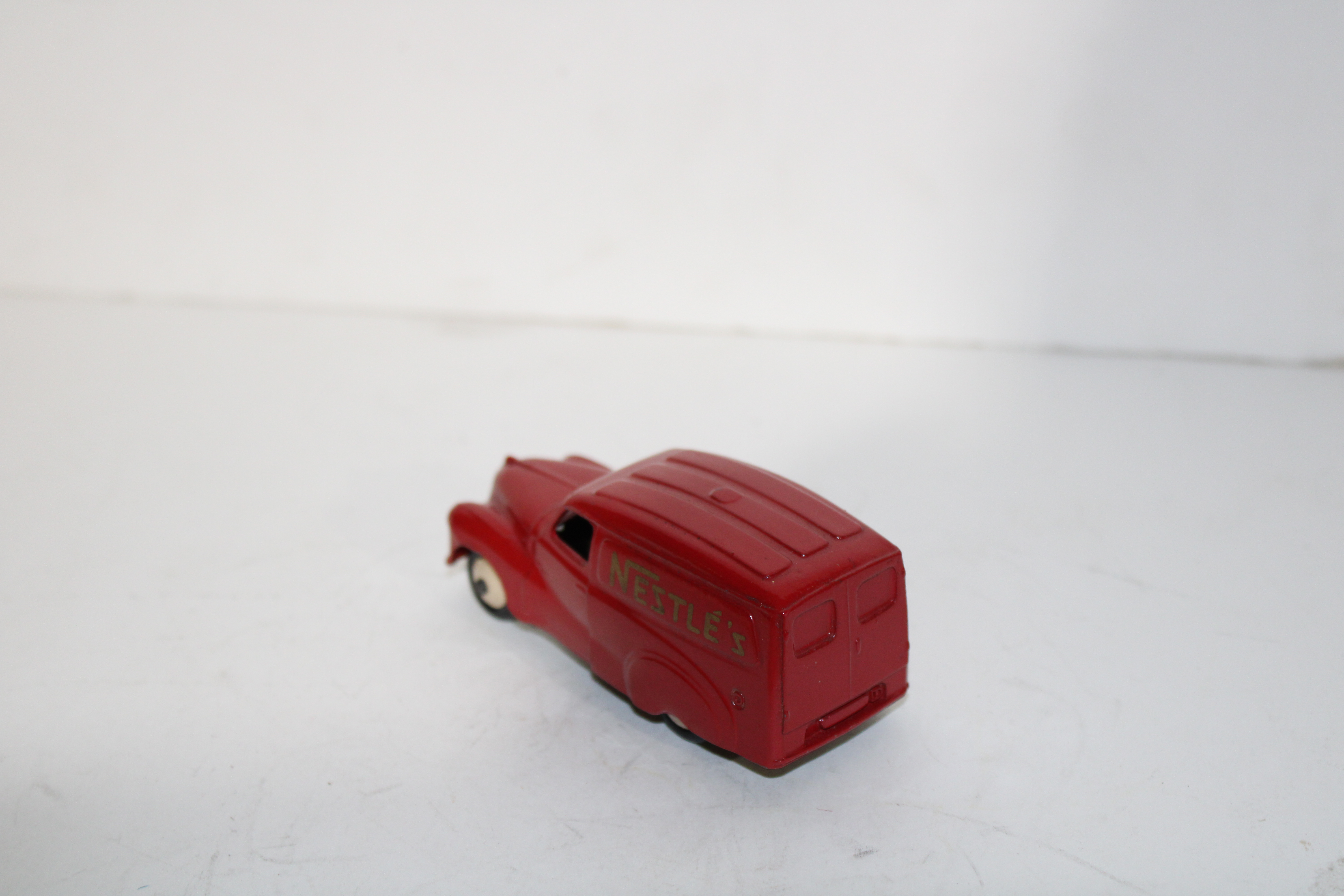 AUSTIN VAN NESTLE  DINKY TOYS 1/43