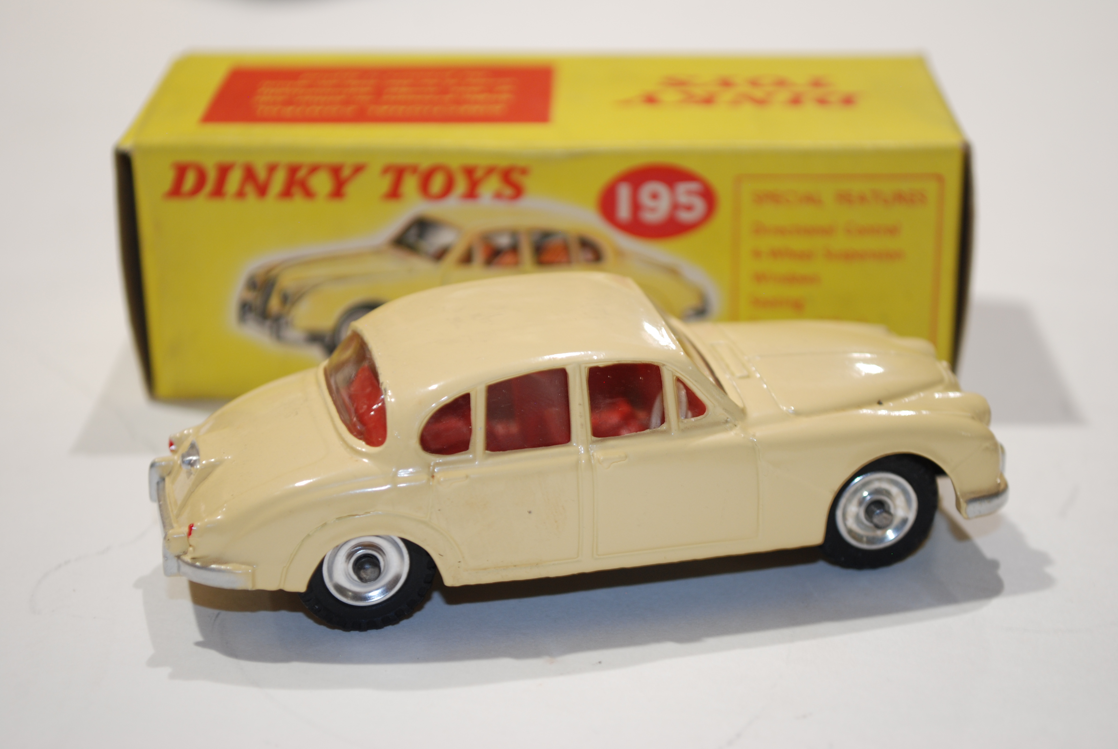 JAGUAR 3,4 SALOON DINKY TOYS 1/43°