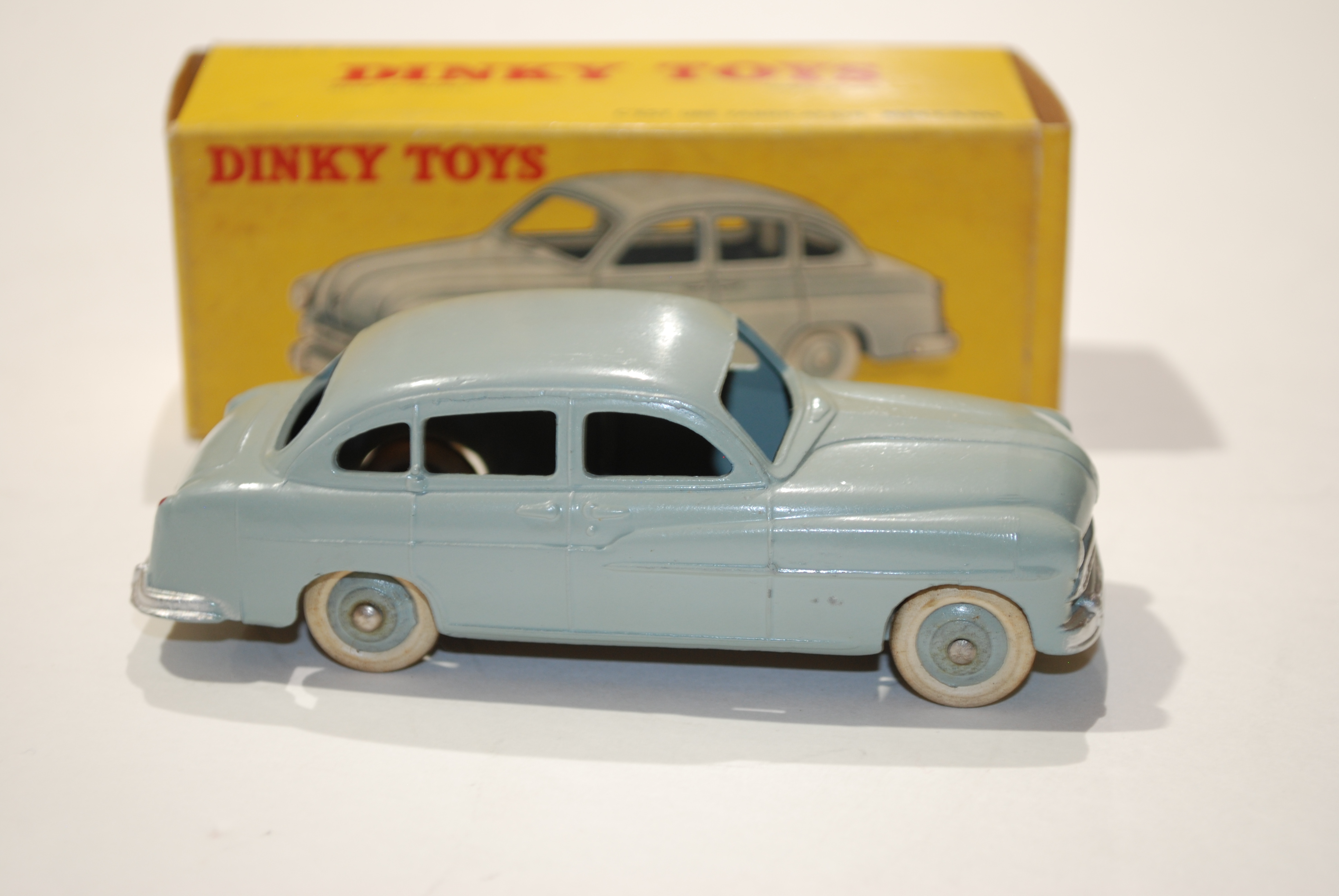 FORD VEDETTE DINKY TOYS 1/43°