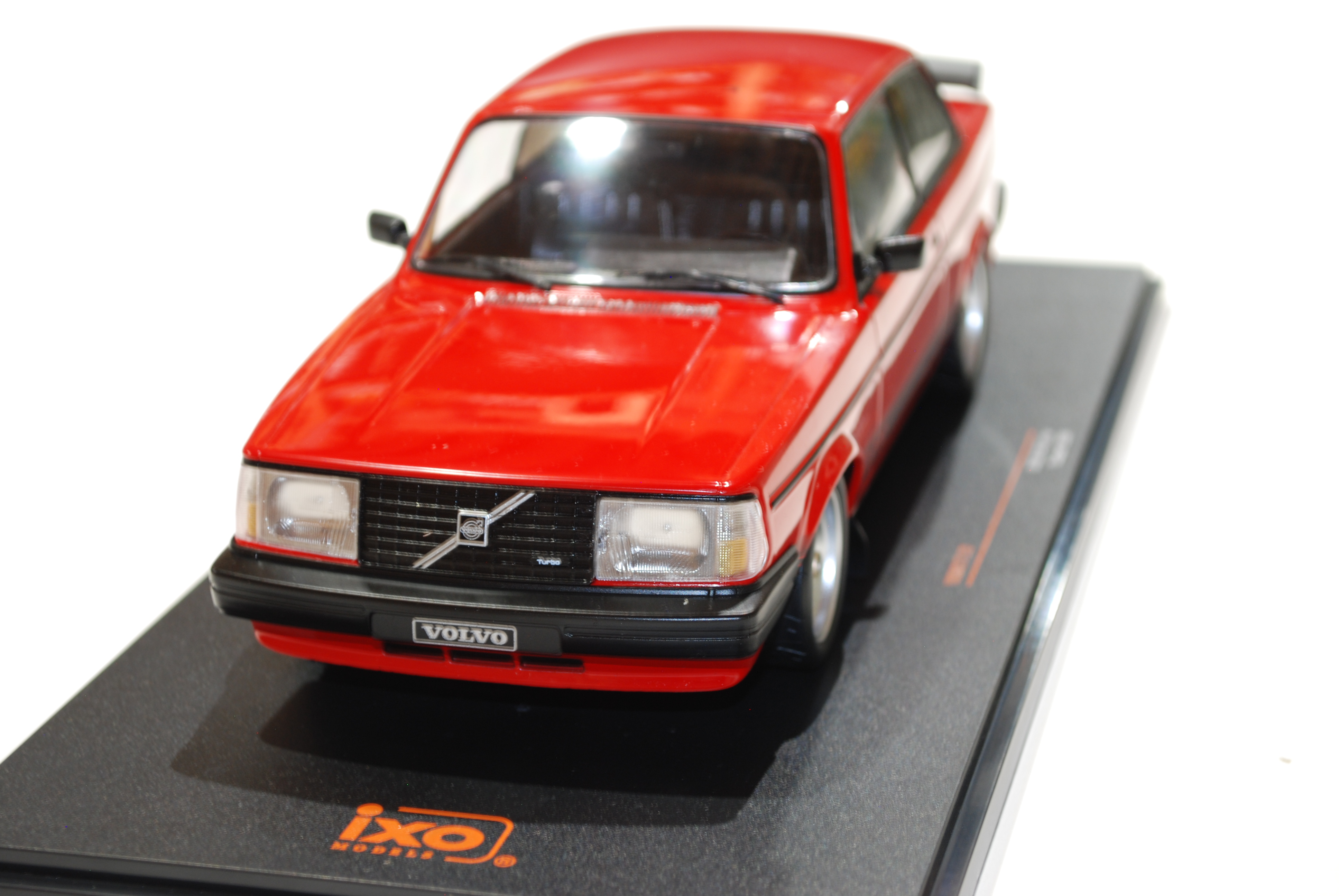 VOLVO 240 TURBO "CUSTOM" ROUGE 1984 IXO 1/18