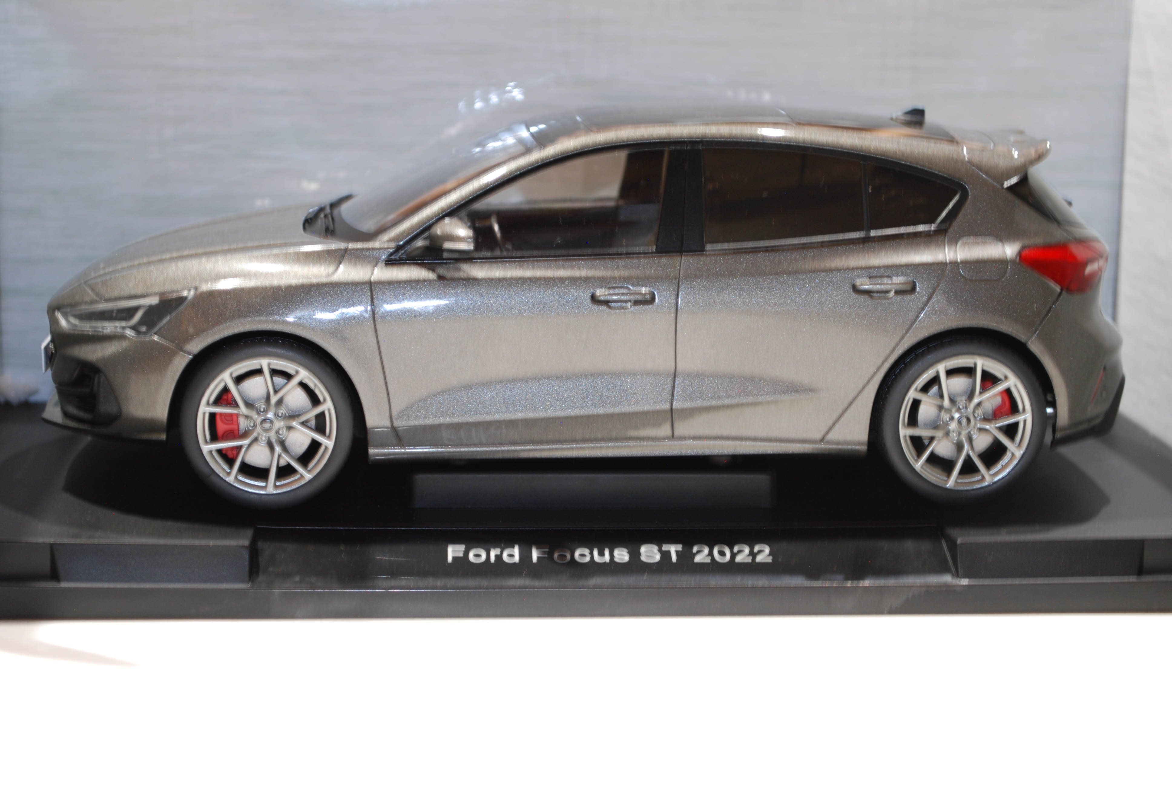 FORD FOCUS ST 2022 MAGNETIC NET MODEL CAR 1/18°