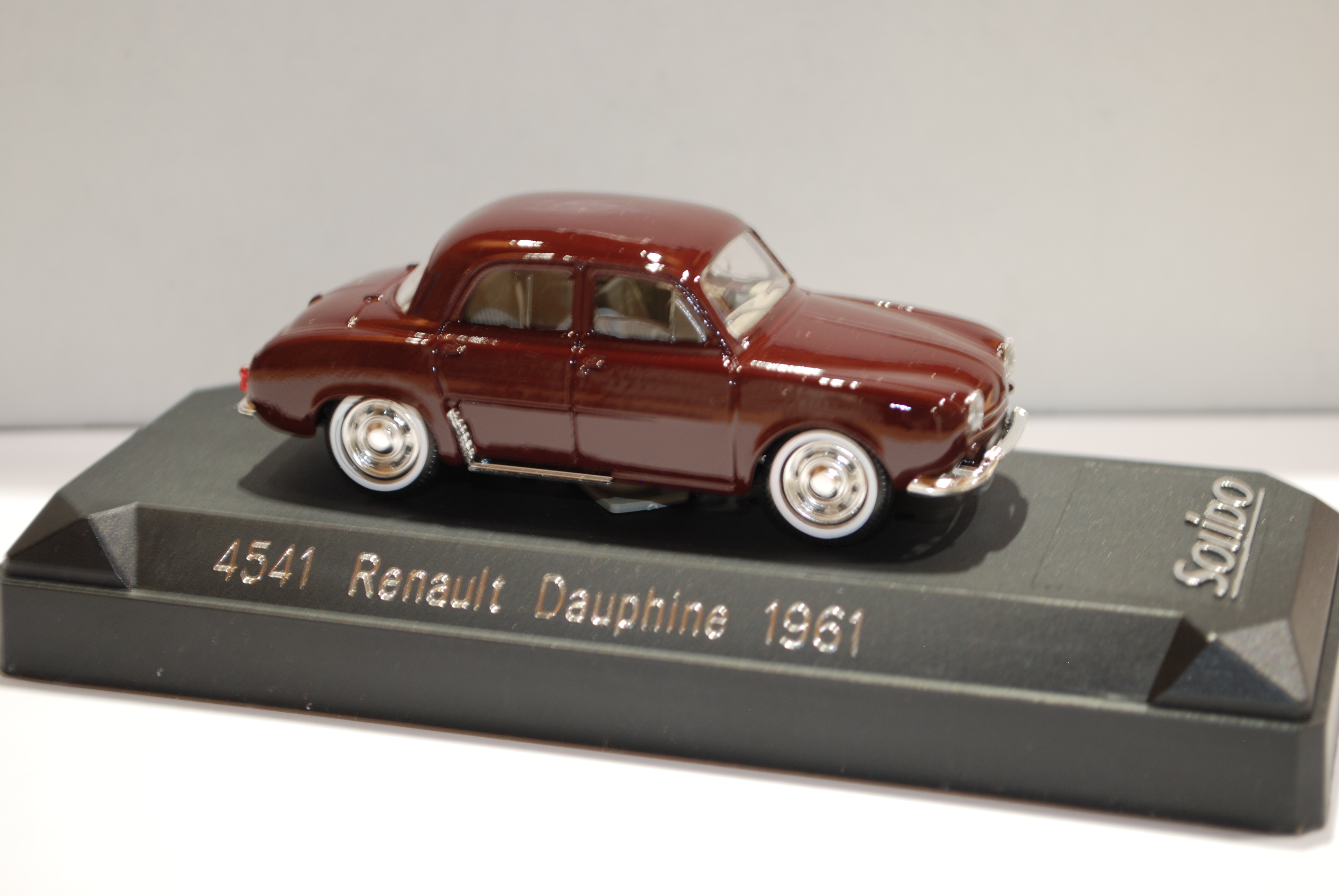 RENAULT DAUPHINE 1961 SOLIDO 1/43°