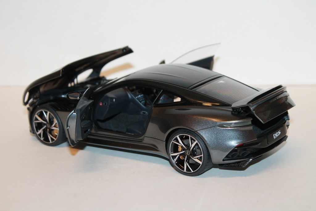 ASTON MARTIN DBS SUPERLEGGERA MAGNETIC SILVER AUTO ART 1/18°