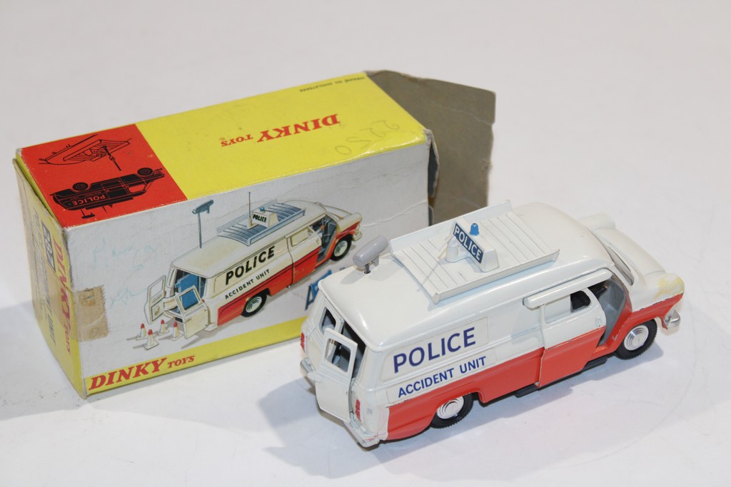 FORD TRANSIT AMBULANCE 1965 DINKY TOYS 1/43°