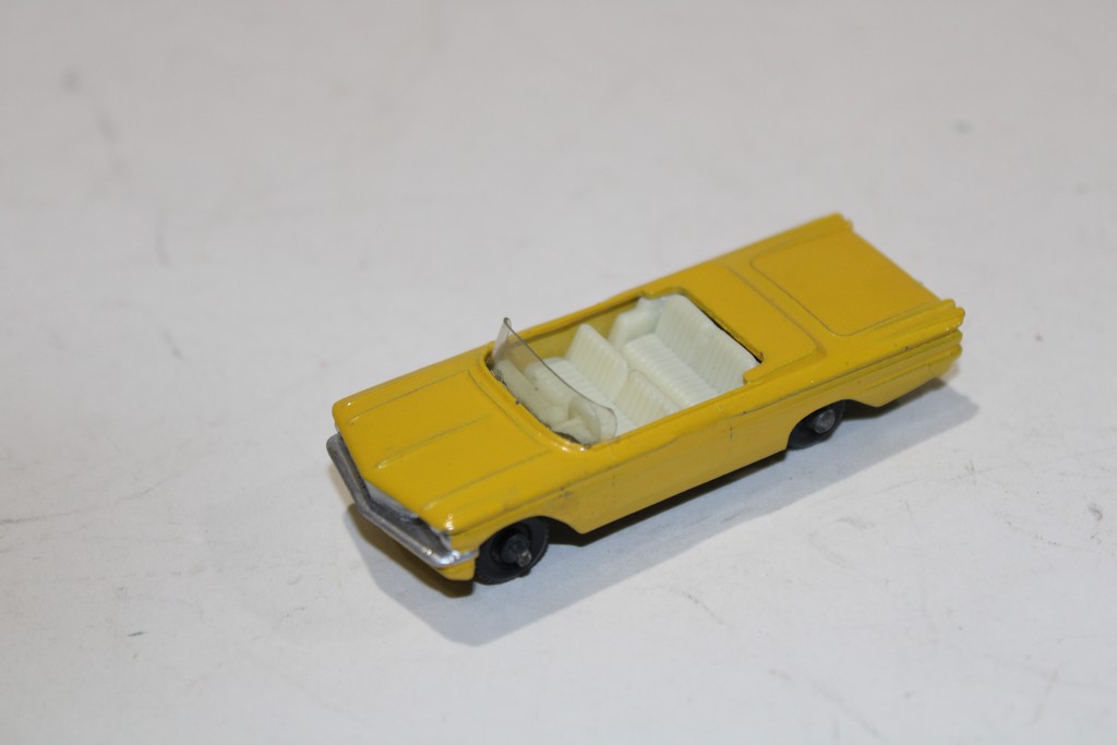 PONTIAC CONVERTIBLE JAUNE 1960 LESNEY 1/64°