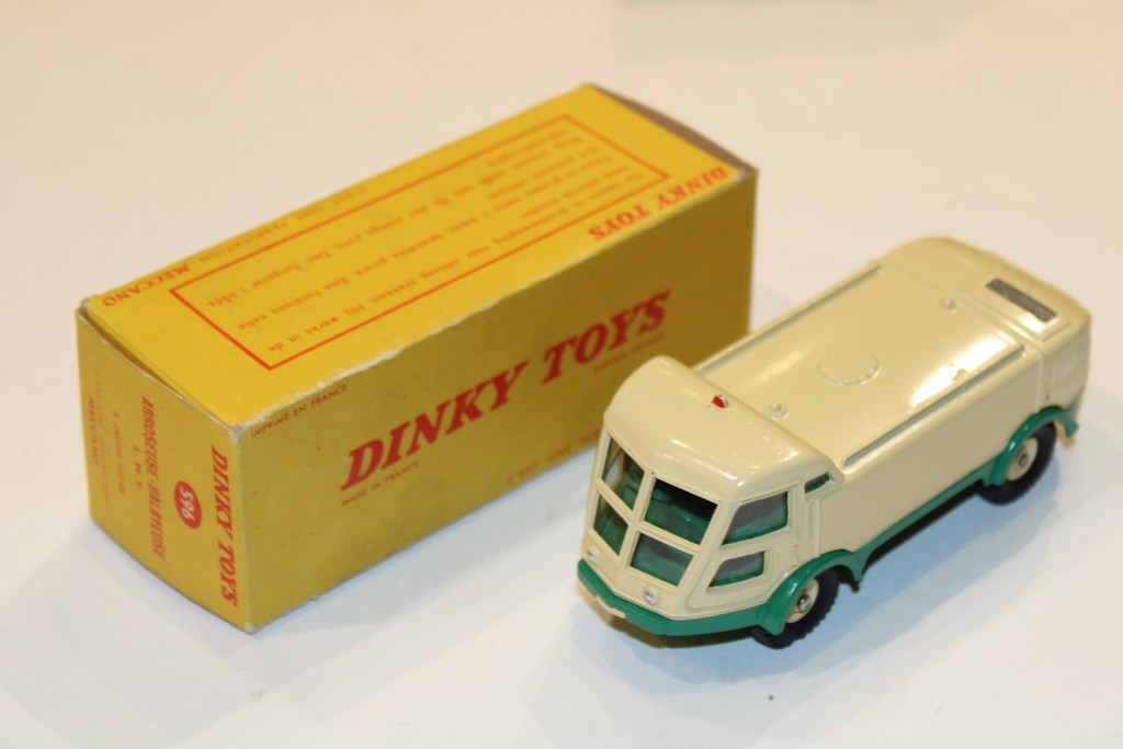 ARROSEUSE - BALAYEUSE L.M.V BEIGE/VERT 1960 DINKY TOYS 1/43°