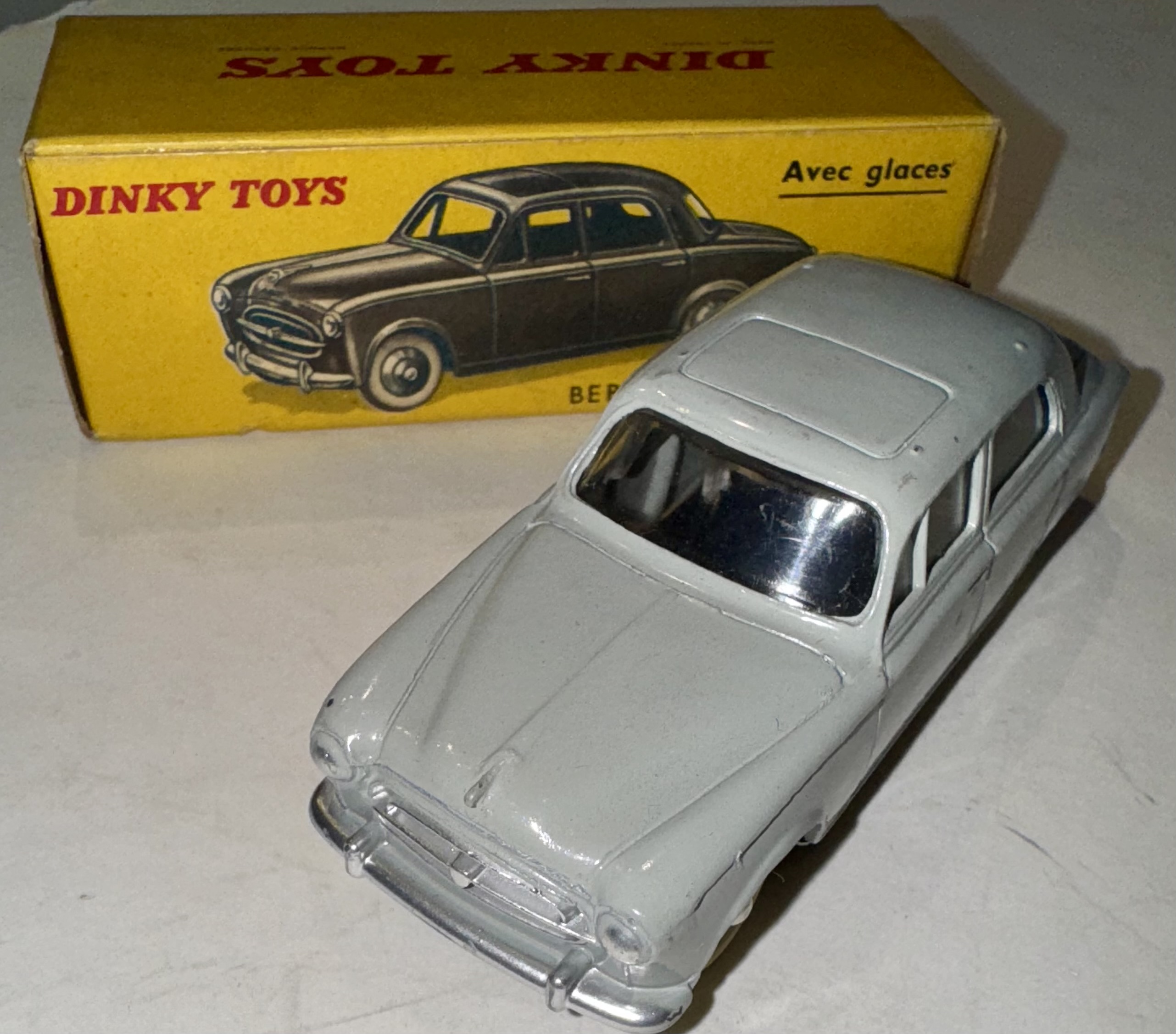 PEUGEOT 403 BERLINE DINKY TOYS 1/43