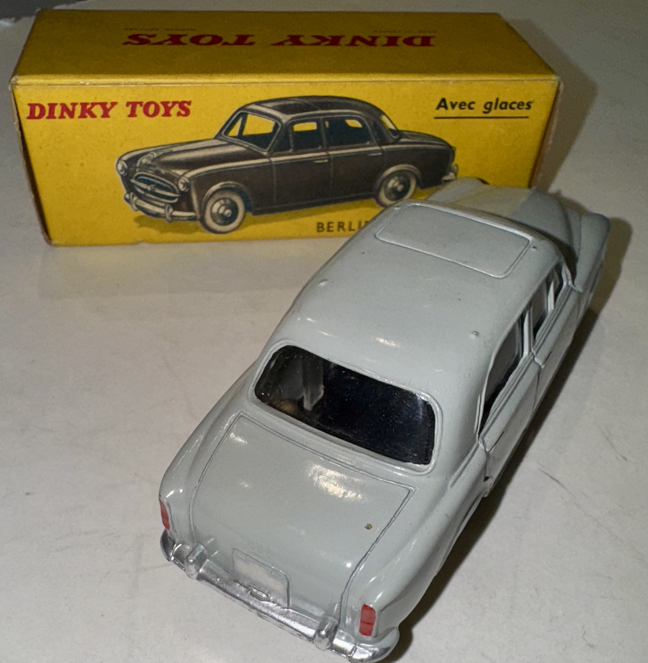 PEUGEOT 403 BERLINE DINKY TOYS 1/43