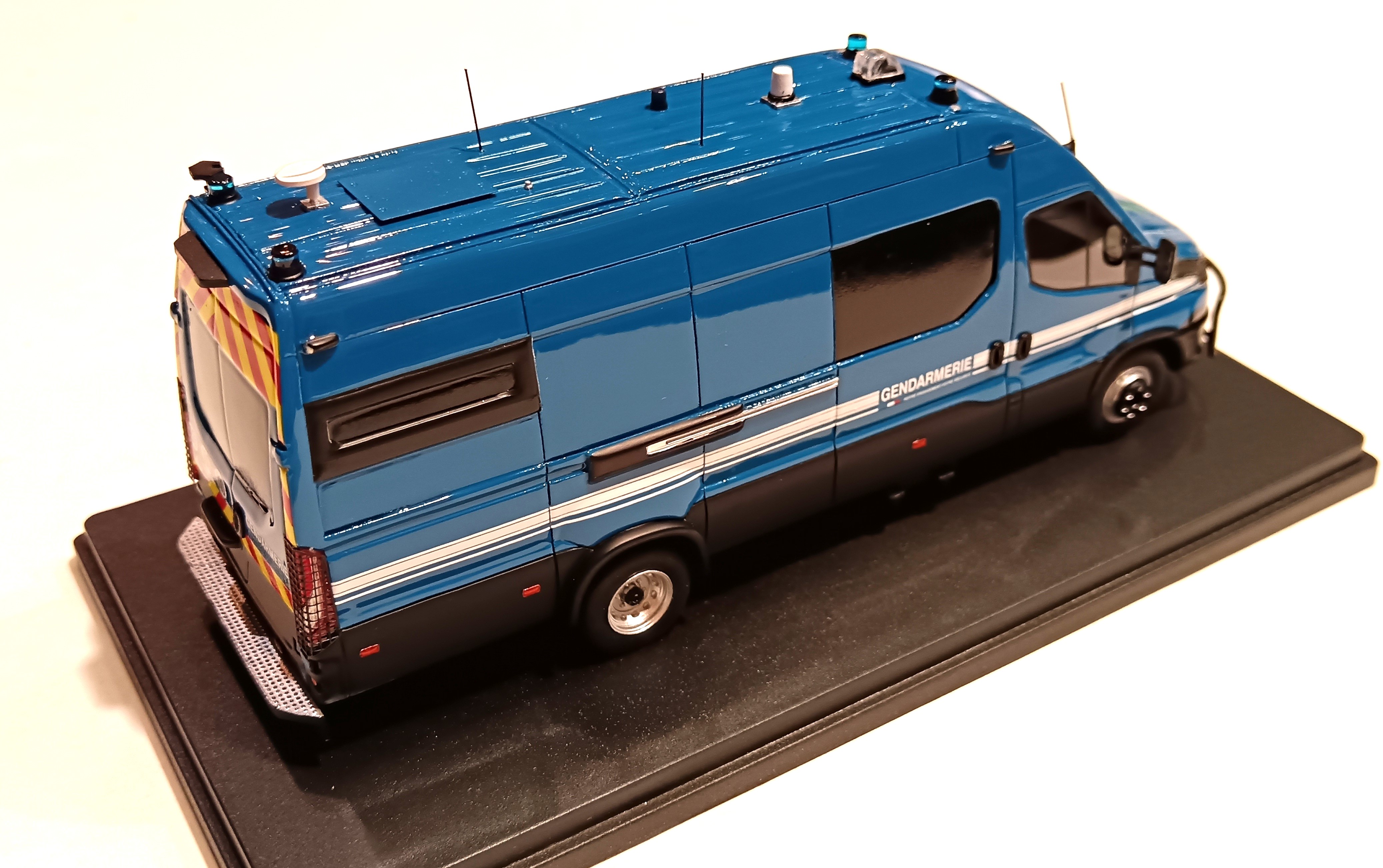 IVECO DAILY LONG GRUAU 2023 GENDARMERIE PC SÉRIE LIMITÉE 300 PCS - PERFEX 1/43