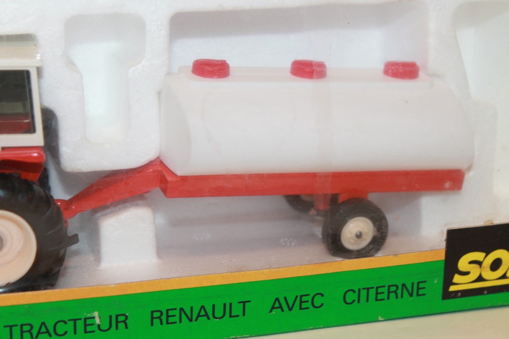 Oeuvre : Précisions - tracteur (miniature) ; Tracteur Renault 651