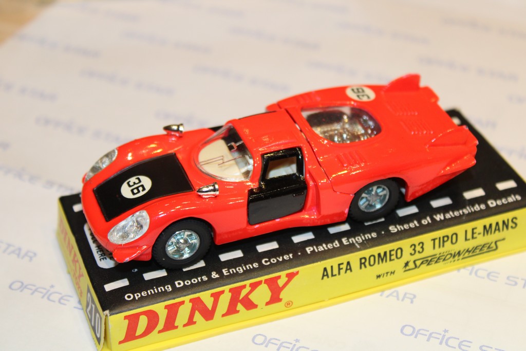 Alfa romeo red 33 Tipo LE-MANS DINKY