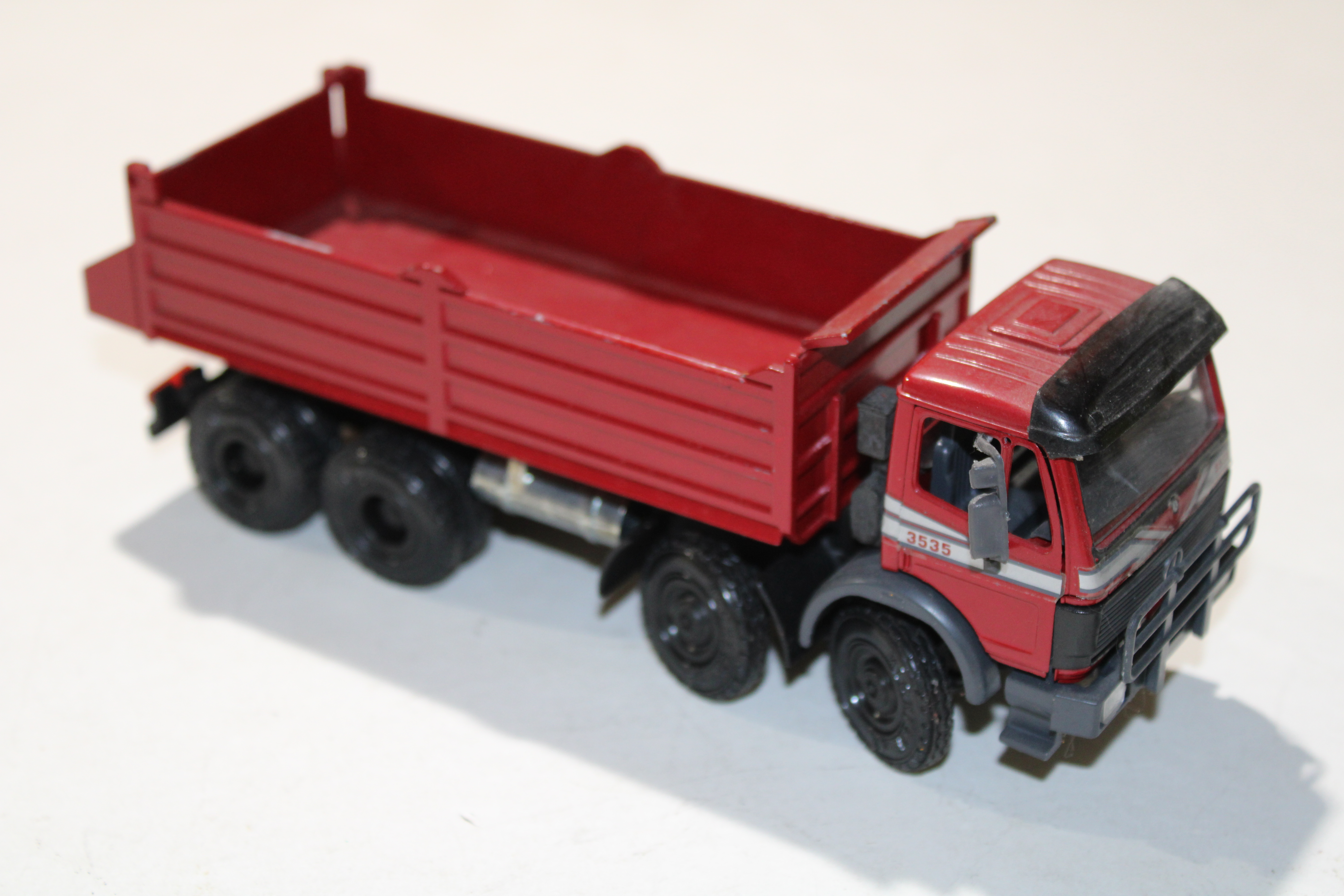 Camion benne Mercedes NZG 1/43°