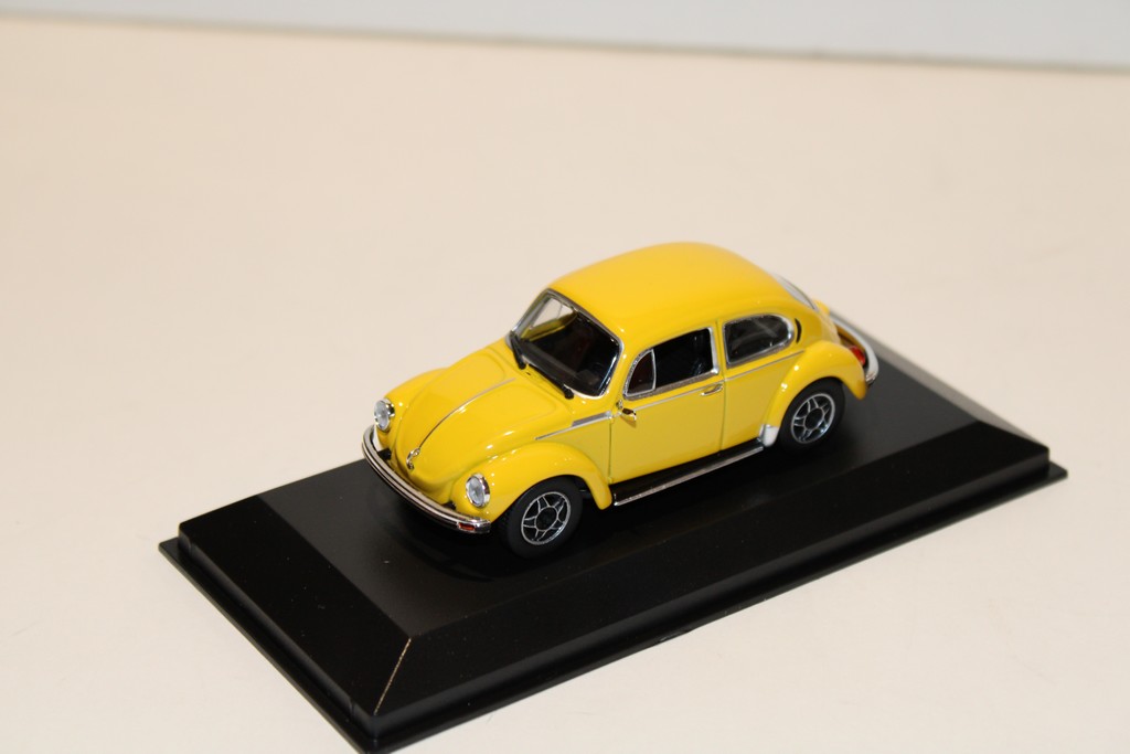 VOLKSWAGEN COCCINELLE 1303 JAUNE MAXICHAMPS 1/43°