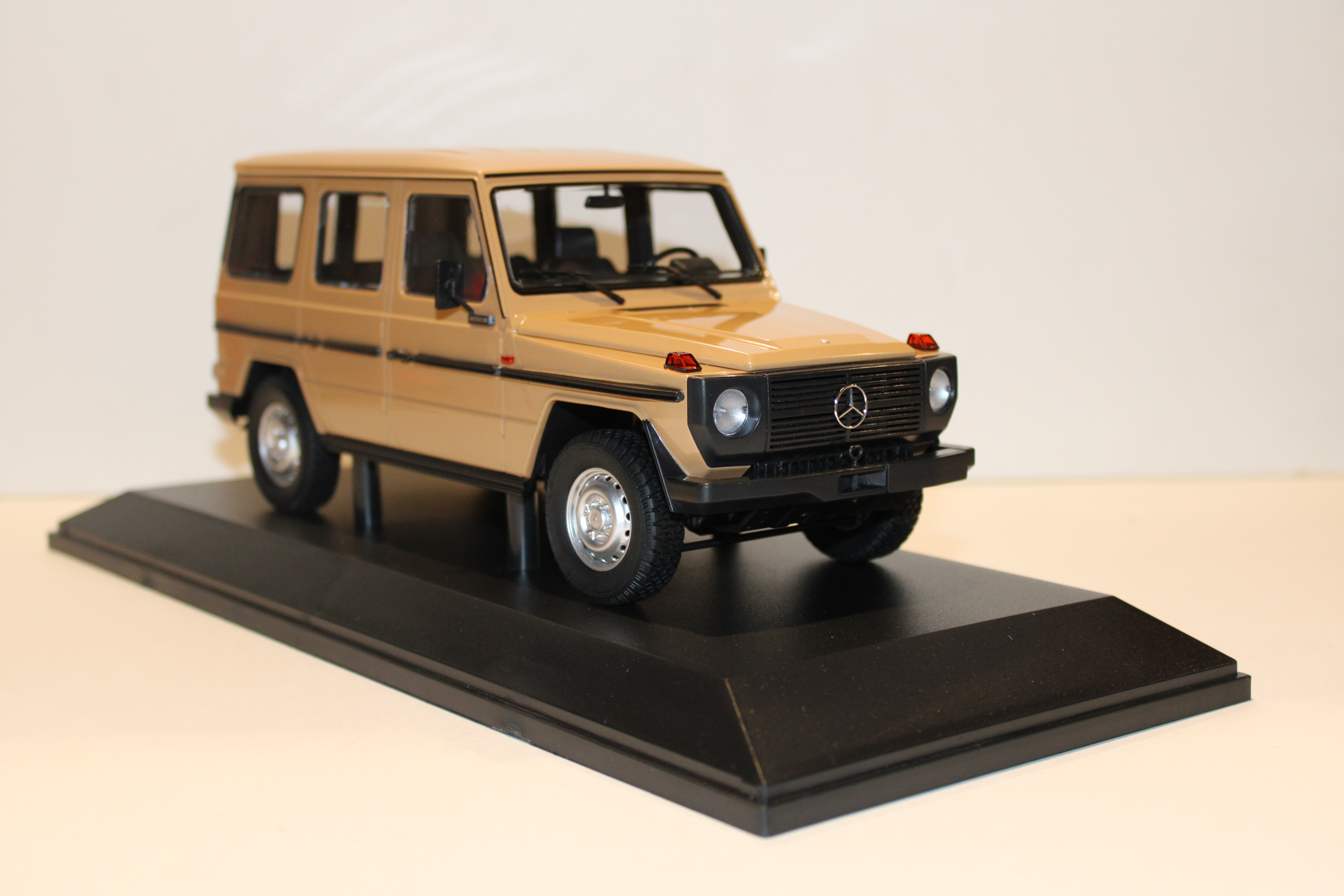 MERCEDES-BENZ CLASSE G 240 GD LWB BEIGE MINICHAMPS 1/18°