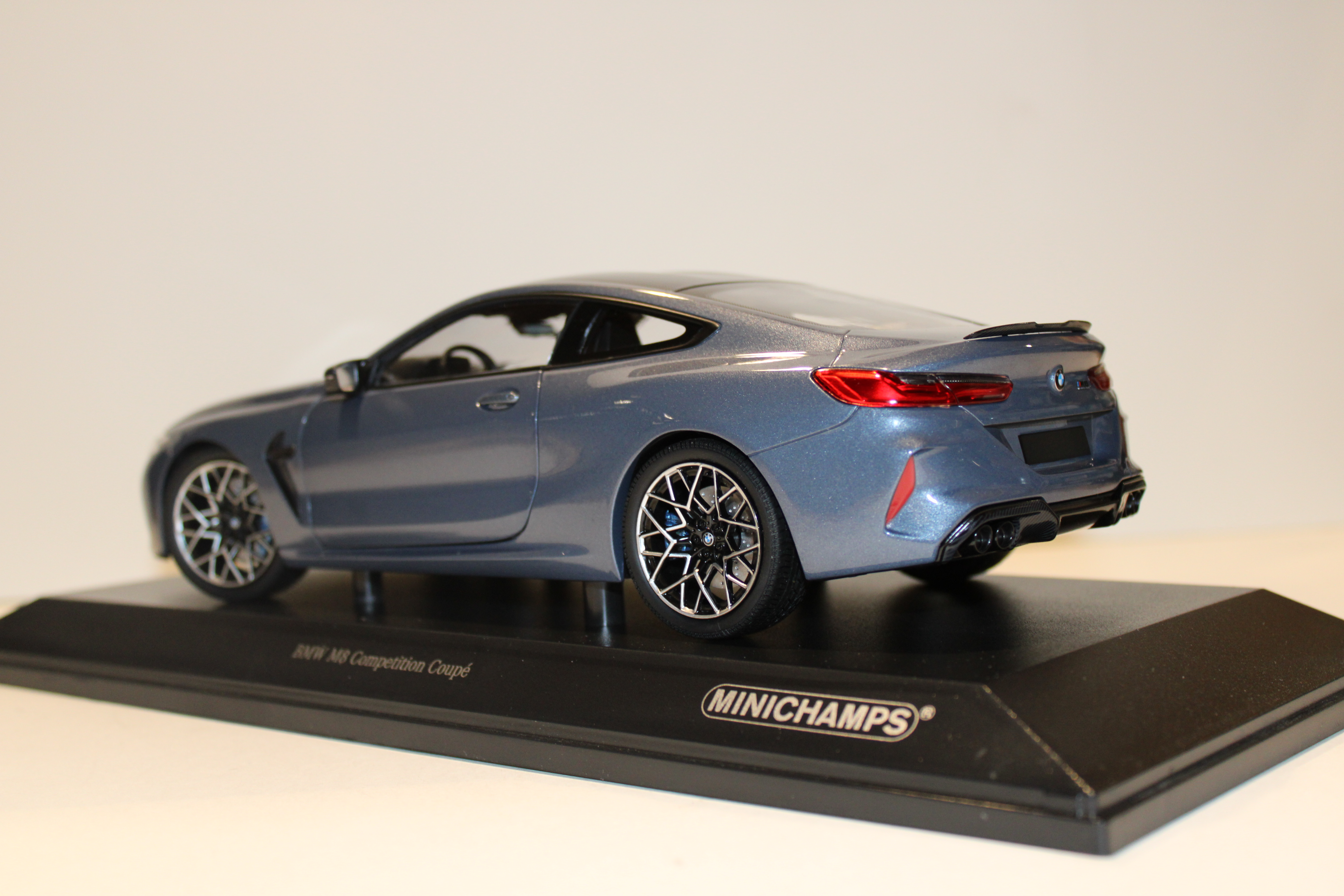 BMW M8 COMPETITION COUPE GRIS MINICHAMPS 1/18°