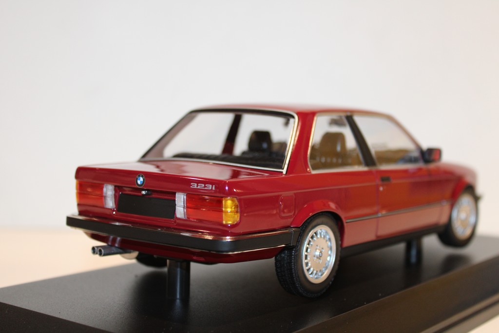 BMW 323i 1982 CARMINE MINICHAMPS1/18°