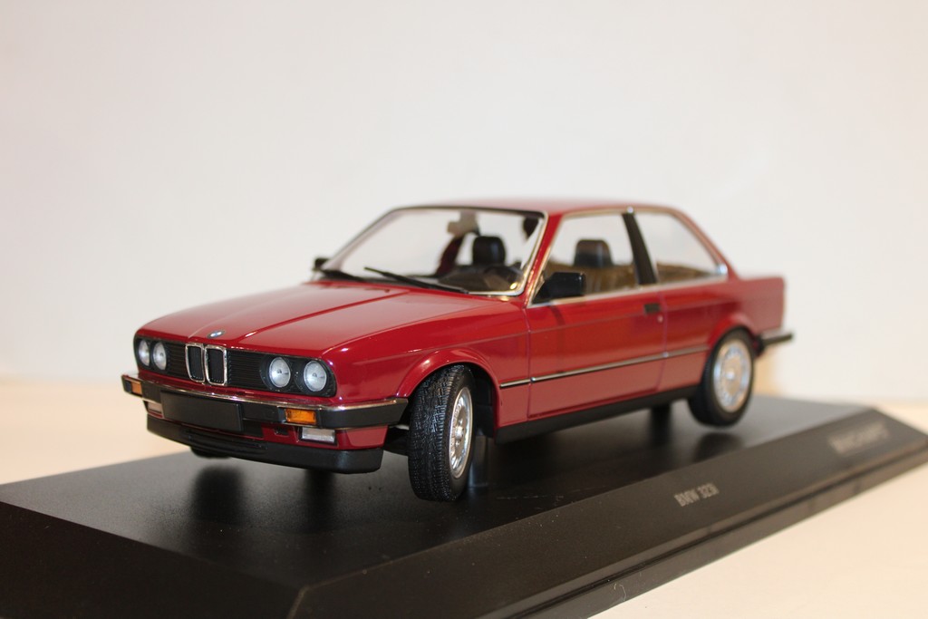 BMW 323i 1982 CARMINE MINICHAMPS1/18°