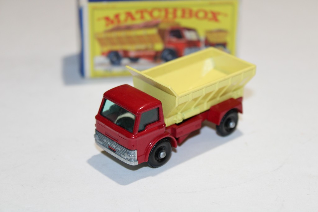 Matchbox grit cheap spreading truck